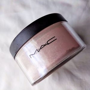MAC Cosmetics Dolled Up Iridescent Powder 1/3